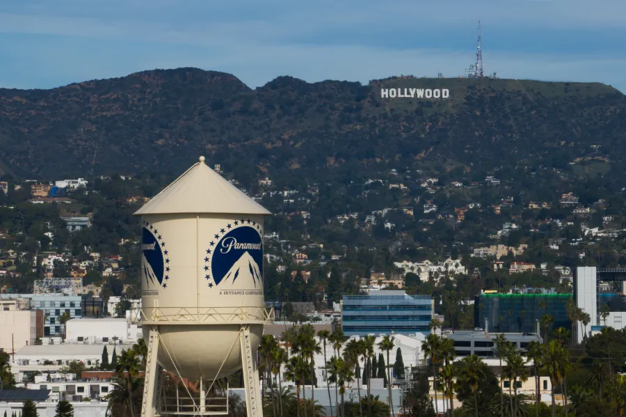 PARAMOUNT PODRÍA DEJAR CALIFORNIA SI LA DEMANDA CONTRA LA FUSIÓN CON WARNER PROSPERA
